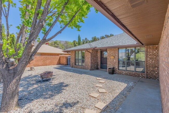 Building Photo - Beautiful 4 Bedroom 2 Bath Home!