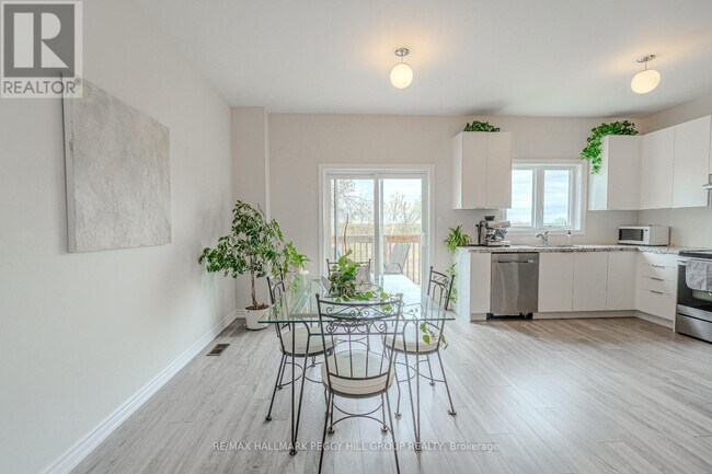 Building Photo - 1174 Peelar Cres