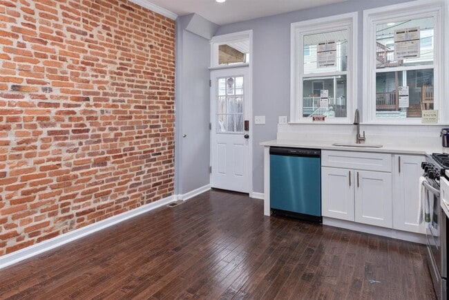 Building Photo - 525 S East Ave