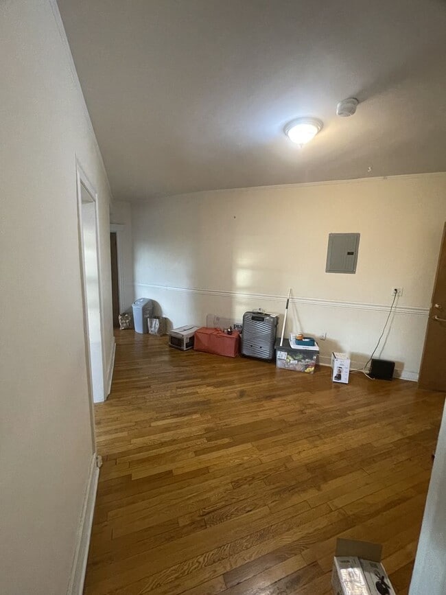 2BR 1Bth unit. Heat/Hot Water included. Great location! - 2BR 1Bth unit. Heat/Hot Water included. Great location! House