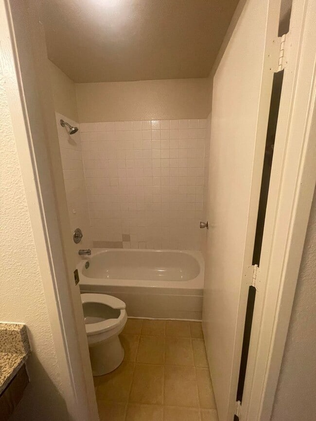 Building Photo - READY NOW! 2 bed / 2 Bath near UNR!