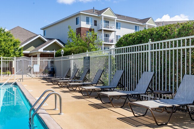 Acogedora zona de piscina al aire libre - Avana Maple Grove