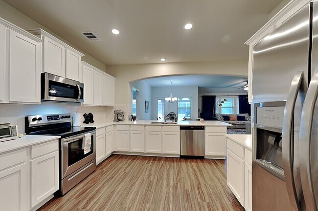 Building Photo - 3201 Overlook Dr