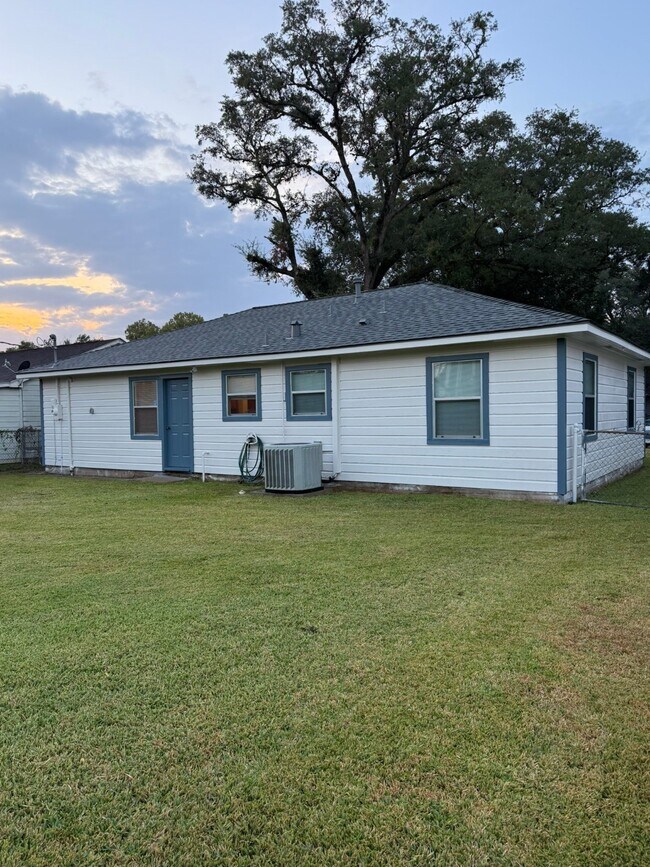 Building Photo - 1105 Woodbine Dr