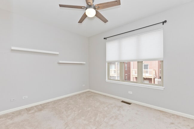 Building Photo - 1332 N Burling St