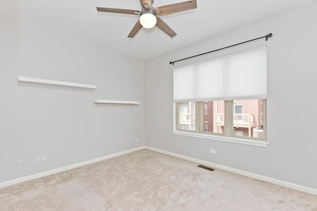 Foto del edificio - 1332 N Burling St