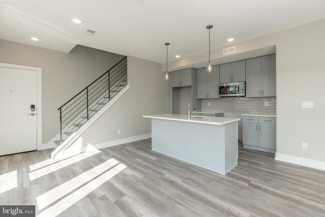 Building Photo - 2401 N Mascher St