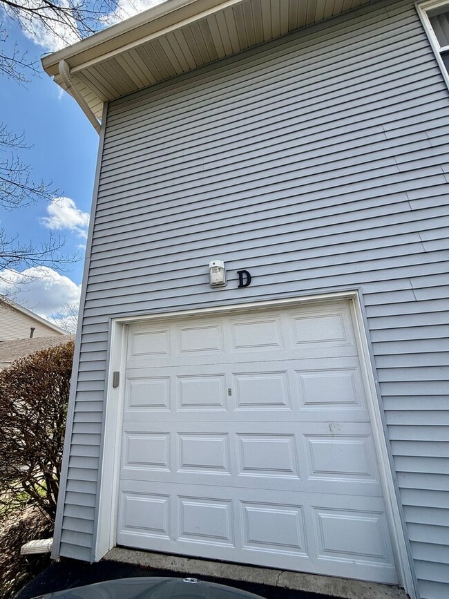 Building Photo - 330 Hampton Ct