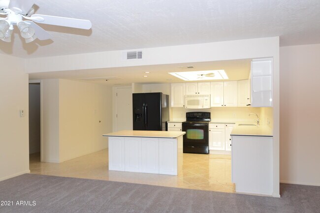 Foto del edificio - 7940 E Camelback Rd