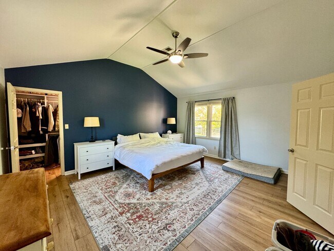 Foto del edificio - 4 Bedrooms with Finished Basement and Bonus Room!