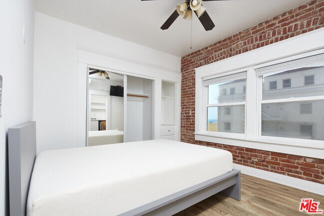 Building Photo - 1305 Ocean Front Walk