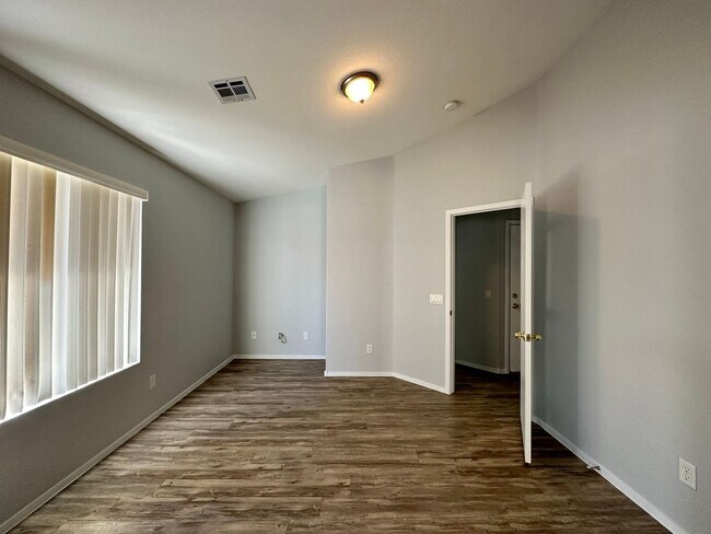 Foto del edificio - 3 Bedroom + Den Single Story Home in the C...