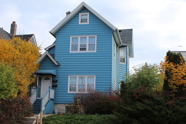 Building Photo - 1668 N Van Buren St