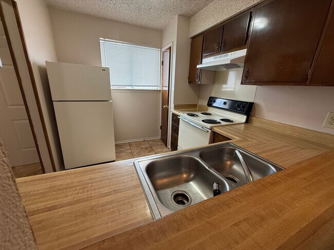 Building Photo - 2 bedroom 2 bath town home in a gated community