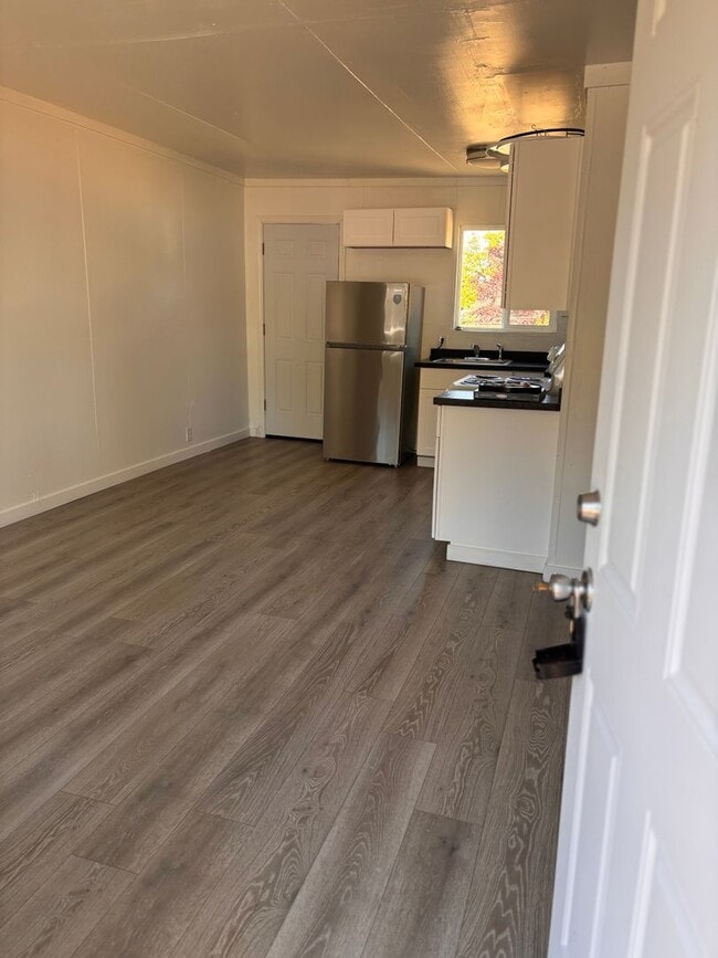 Building Photo - R144