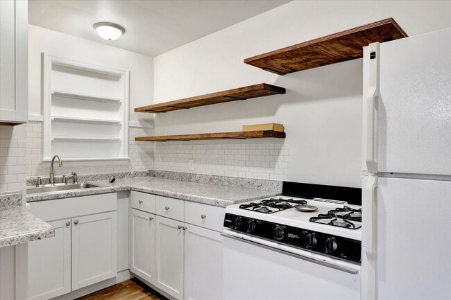 Building Photo - 2 BED / 1 BATH HOUSE NEAR CAMPUS W/ CHARMING CHARACTER