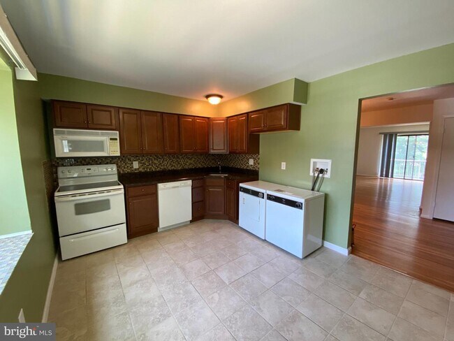 Building Photo - 501 Silver Ct