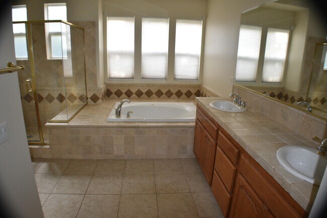 Building Photo - 2375 Sunny Point St