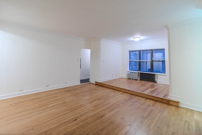 Building Photo - 340 E 50th St