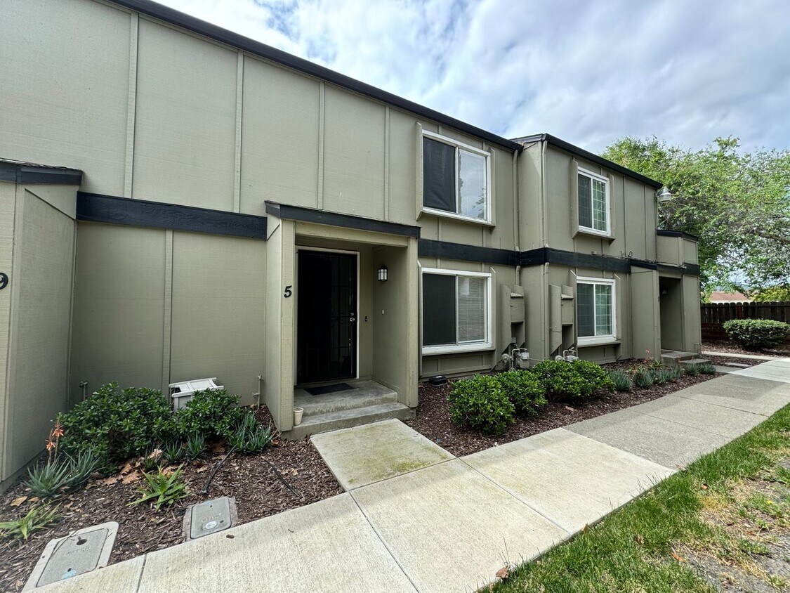 Primary Photo - Super Cute 3 Bed 1.5 Bath Townhouse with 2...