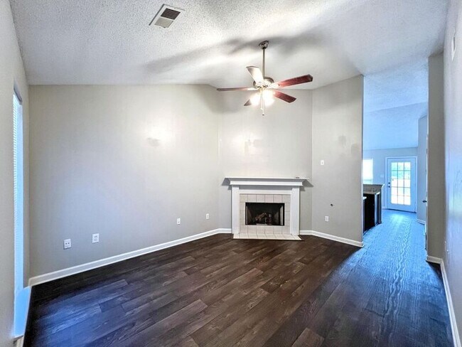 Foto del edificio - 802 W E Ross Pkwy