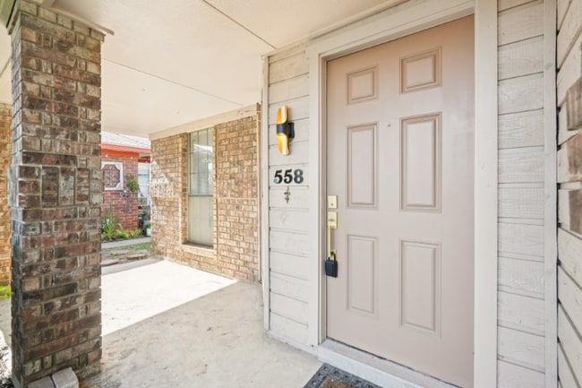 Building Photo - 558 Lee Dr