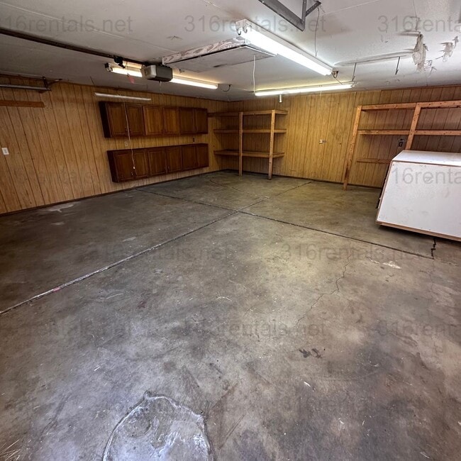 Building Photo - $1200 – 3 Bed + Bonus Room, 1 Bath | Singl...