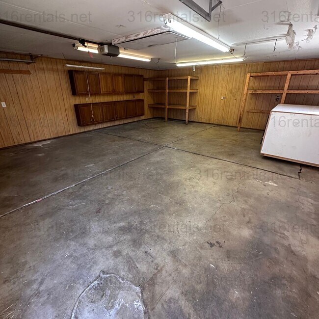 Foto del edificio - $1200 – 3 Bed + Bonus Room, 1 Bath | Singl...