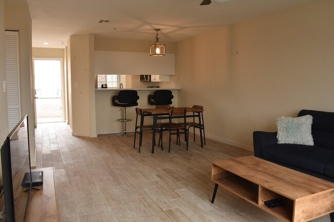 Building Photo - 2056 Mesquite Ln