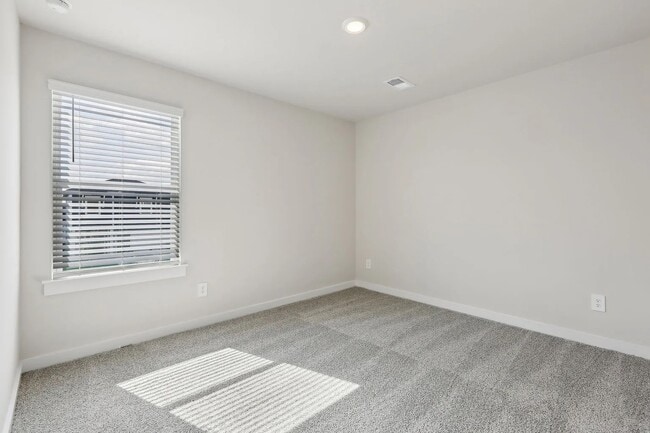 Building Photo - 1761 Flora Grv
