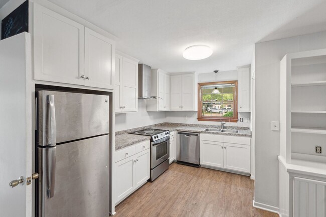 Building Photo - Spacious Single Family Home with Fenced Yard