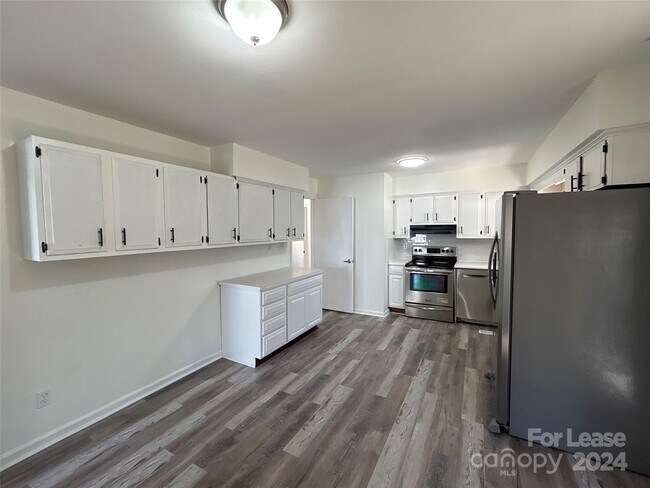 Building Photo - 7010 Marlbrook Dr