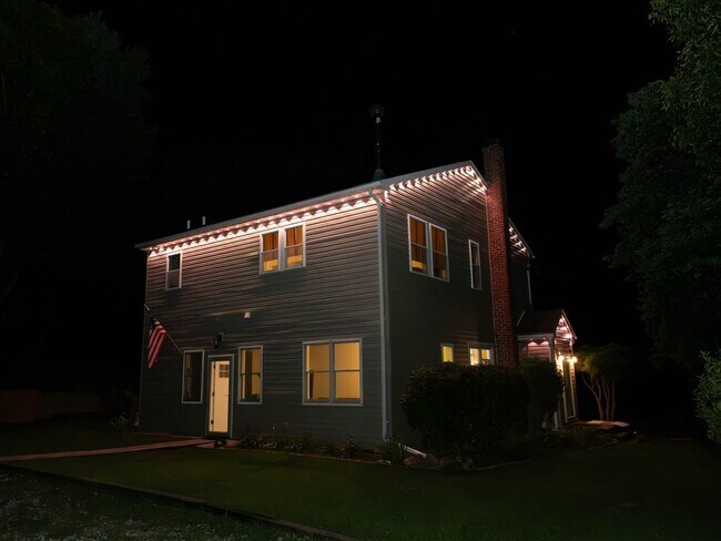 Building Photo - 3 Bedroom,  2 full Bathroom, 1 Office Spac...