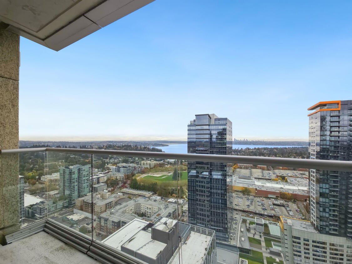 Foto principal - Elegant High-Rise Condo with Stunning Wate...