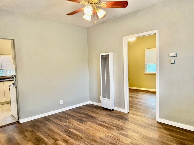 Building Photo - Charming duplex available Oct 15th.