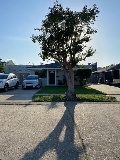 Building Photo - 2402 Athania Pkwy