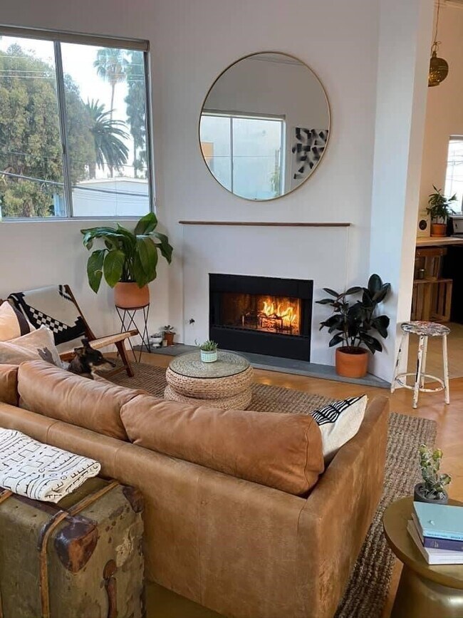 516 Sunset Ave Unit Upper, Venice, CA 90291 Condo for Rent in Venice, CA