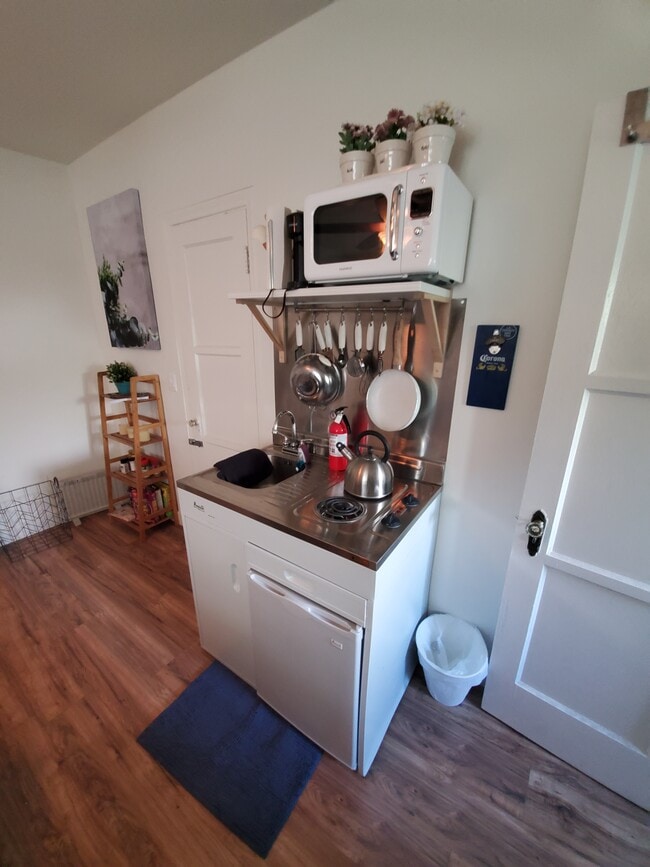 Building Photo - 166 S Gardner St