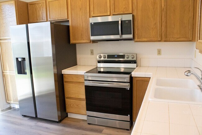 Building Photo - 3 Bedroom  2 Bath New Paint, Flooring and ...