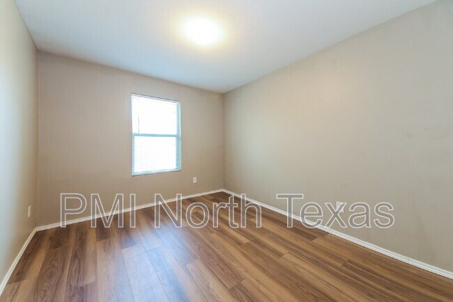Foto del edificio - 9853 Fleetwood Dr