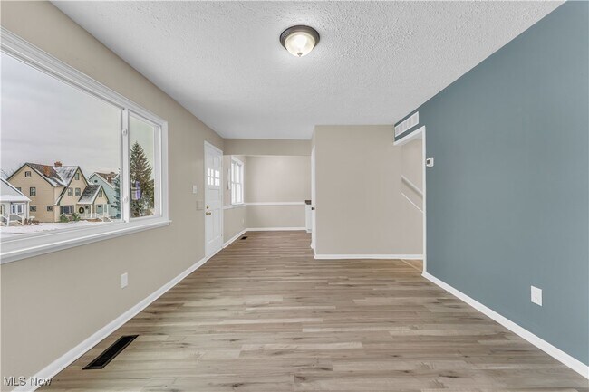 Foto del edificio - 7611 Newport Ave