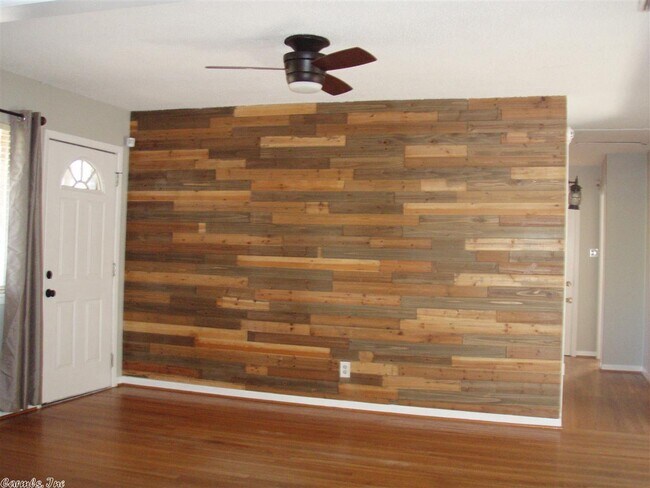 Building Photo - 305 Springwood Dr