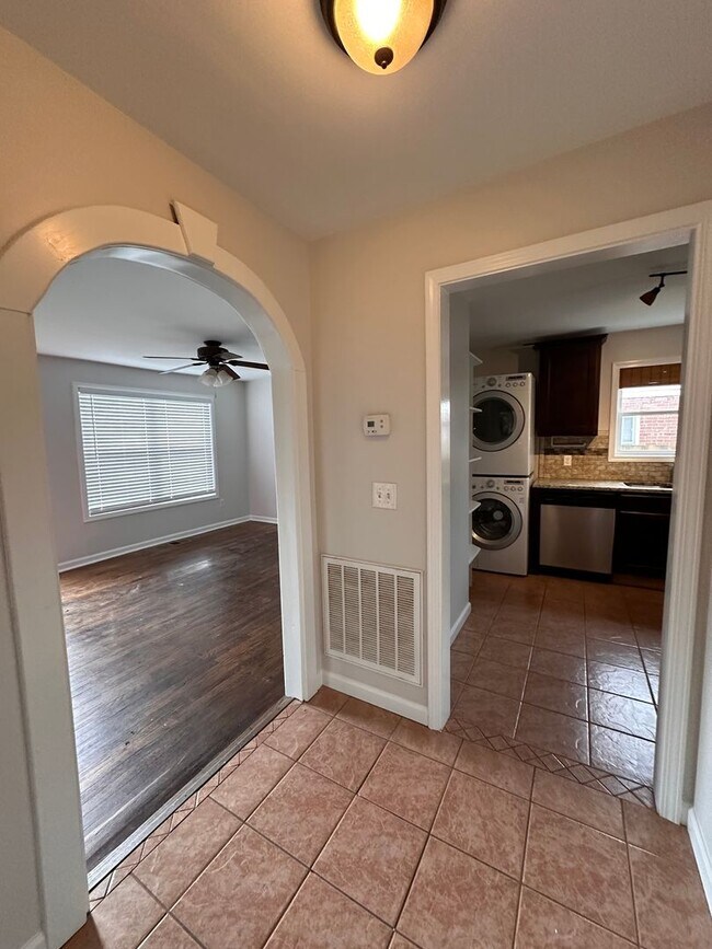 Building Photo - Cozy 2 Bed/1 Bath Single Family Home in Ea...