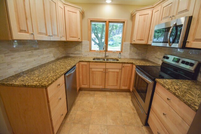 Building Photo - Beautiful, spacious, 3 bedroom, home in gr...