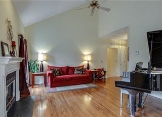Building Photo - Charming 3 Bedroom Nashville Home with Pristine Hardwood Floors & 3 Full Baths!