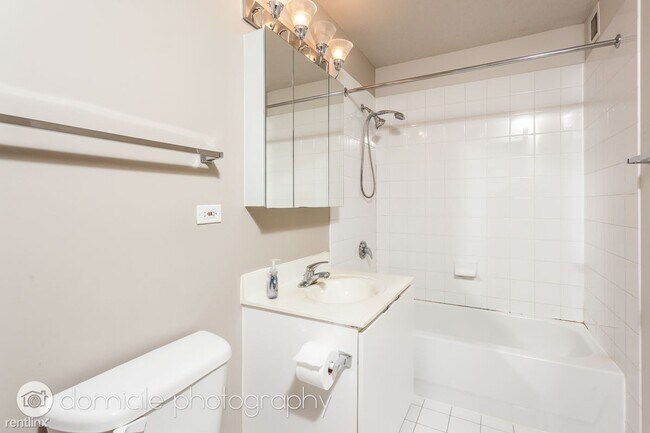 Building Photo - 1 br, 1 bath Condo - 2 E Erie, Unit 3512,