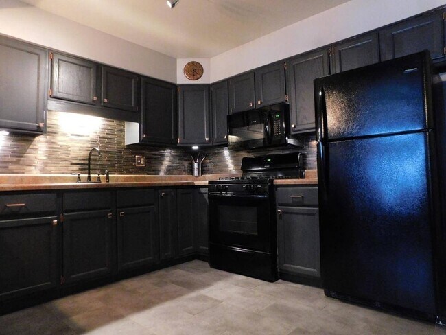 Building Photo - Charming 1BR Condo in Milwaukee