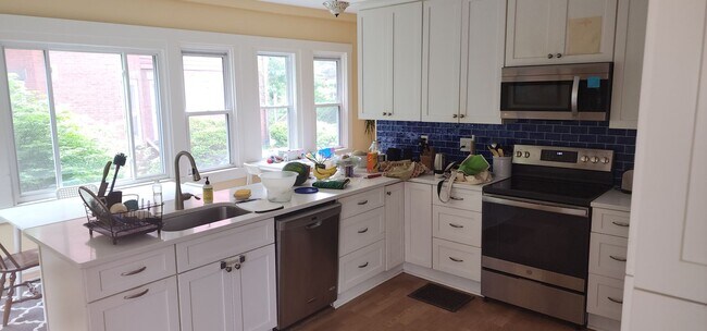 Building Photo - Luxury 4-Bedroom, 4 Bathroom house!