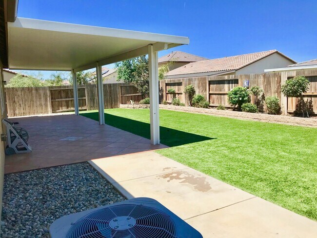 Foto del edificio - MUST SEE!!! Newer Home 4 bedroom 2 Bath Sp...