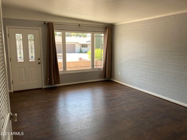 Foto del edificio - 6610 E 4th St